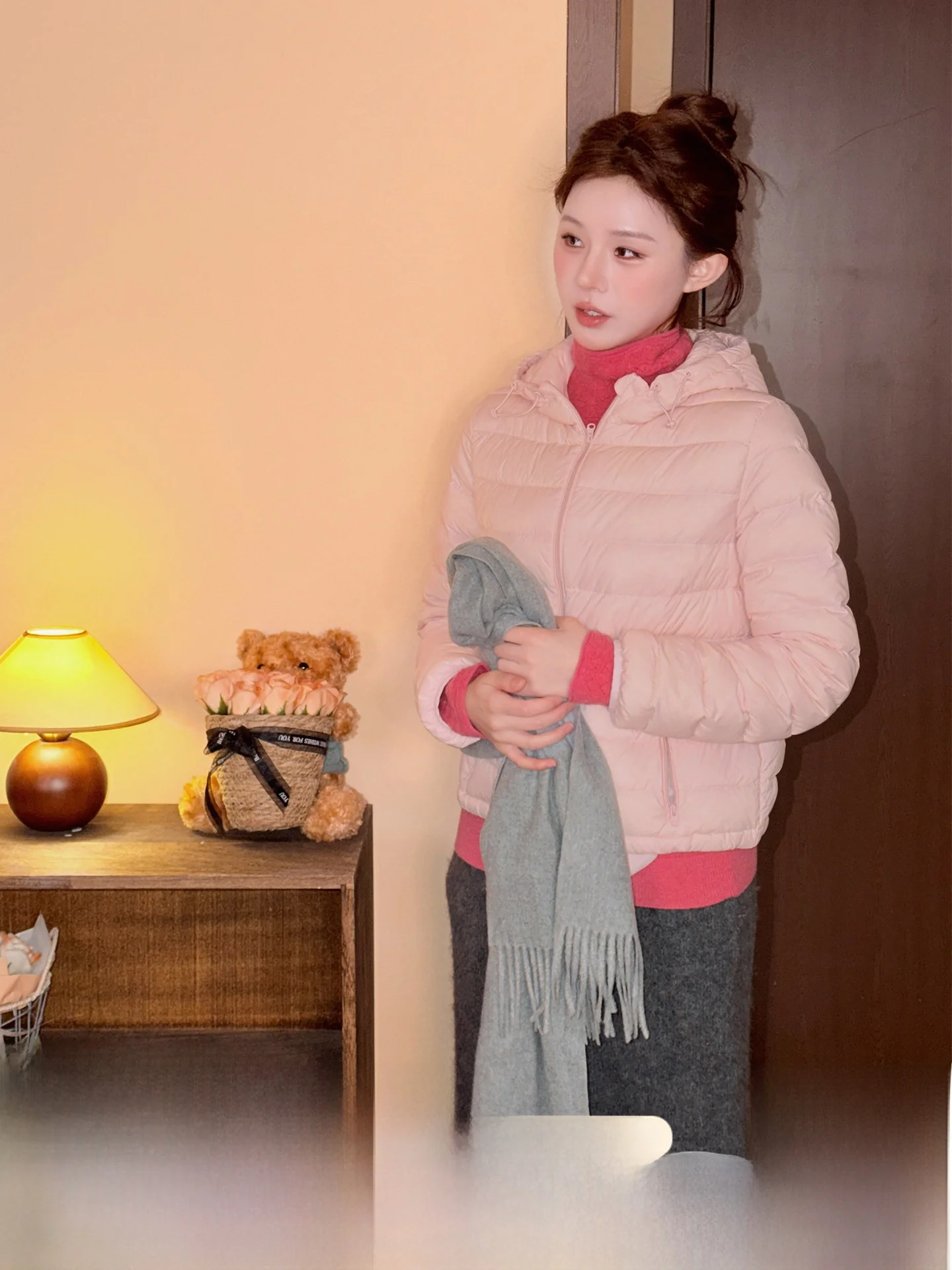 

Теплая женская зимняя куртка-пуховик в корейском стиле, розовая, с капюшоном, приталенная, на молнии, с круглым вырезом, с наполнителем из 90% белого утиного пуха, в стиле Rib Cage.