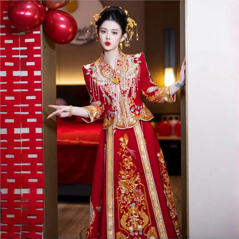 The wedding dress for brides going out featuring a phoenix crown red cape and toasting attire is highly crafted