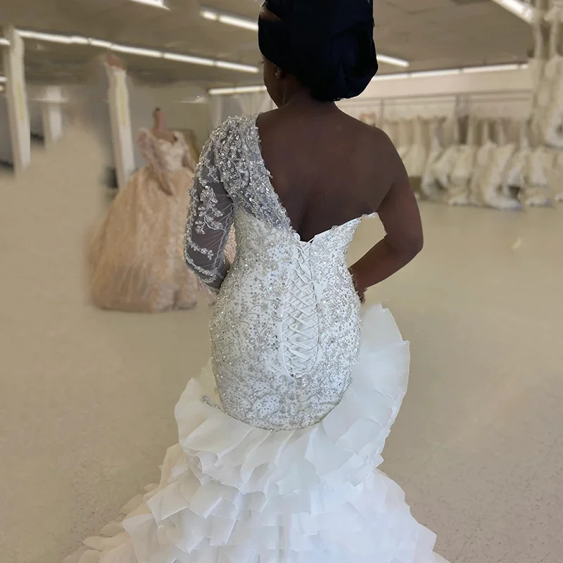 Magnifique robe de mariée en cristal à paillettes, épaule unique, manches longues, volants à plusieurs niveaux, train, patients, taille personnalisée