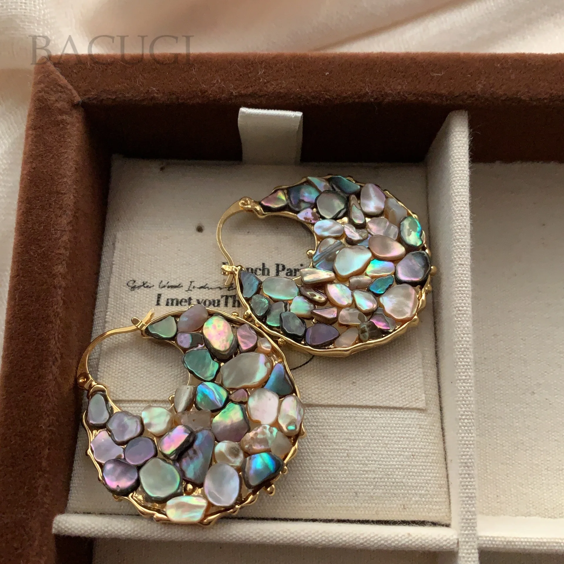 

Красочные серьги с перлами для матери