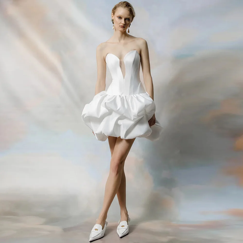 

Стильные женские свадебные платья Мини-атласные свадебные платья трапециевидной формы Белые свадебные платья с рюшами и рюшами в форме сердца на шнуровке