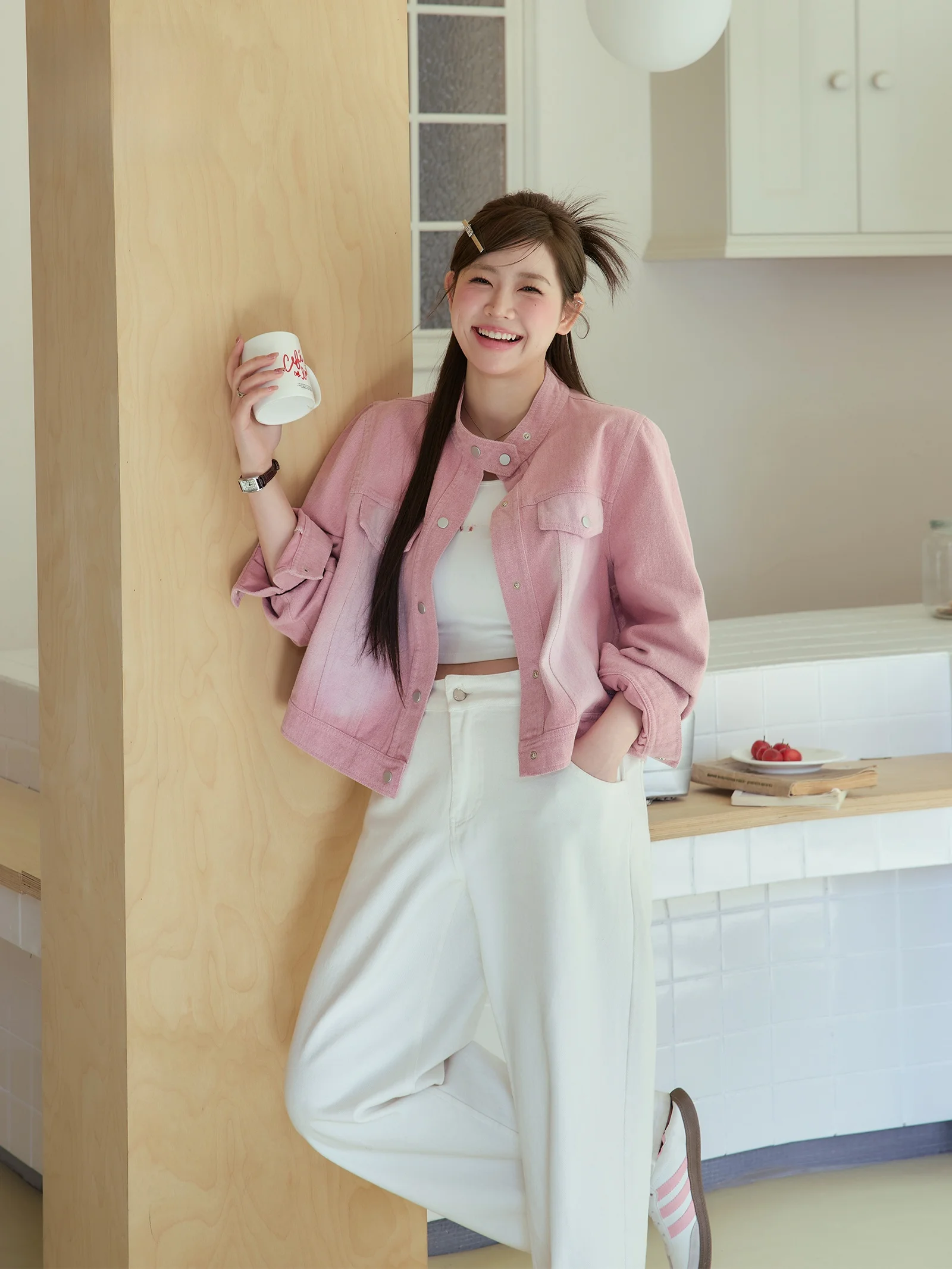 

Комплект женской одежды больших размеров с эффектом похудения: модные белые джинсы и винтажная рабочая куртка-ветровка в стиле MM