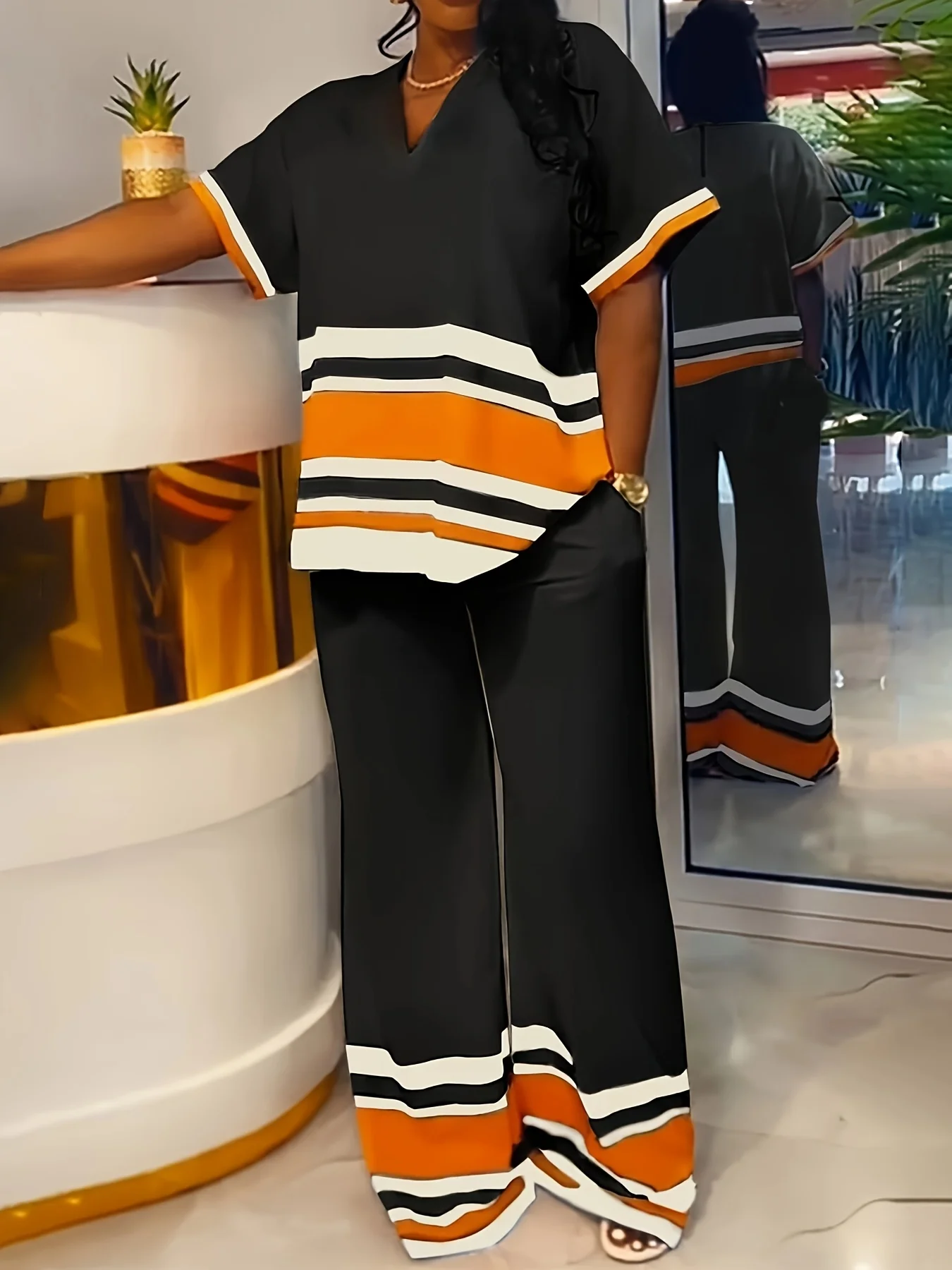 

Стильный свободный наряд больших размеров в полоску с цветными блоками