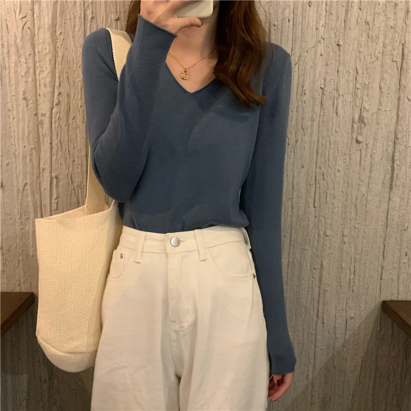 Autumn and winter women's clothing Korean version batch new hairstyle, simple solid color base shirt, slimming curly edge V-neck