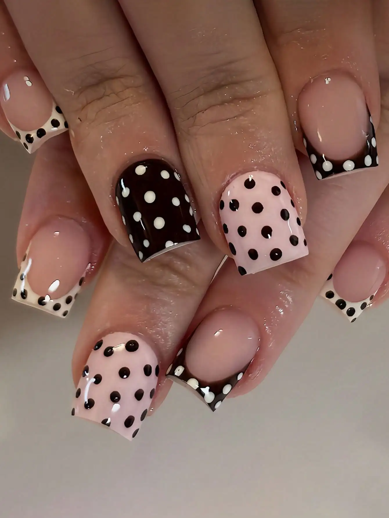 

24pcs/Set Short Square Minimalist Pink & Black Polka Dot French Nail Stickers, Includes Gel Polish And Nail File, Suitable For Girls/Women For Daily, Date, Party Wear Nails Nail Supplies