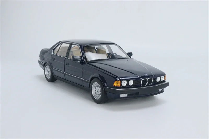 MINICHAMPS 1:18 730i (E32) 1986 Full Open Blue /White Diecast Model Car