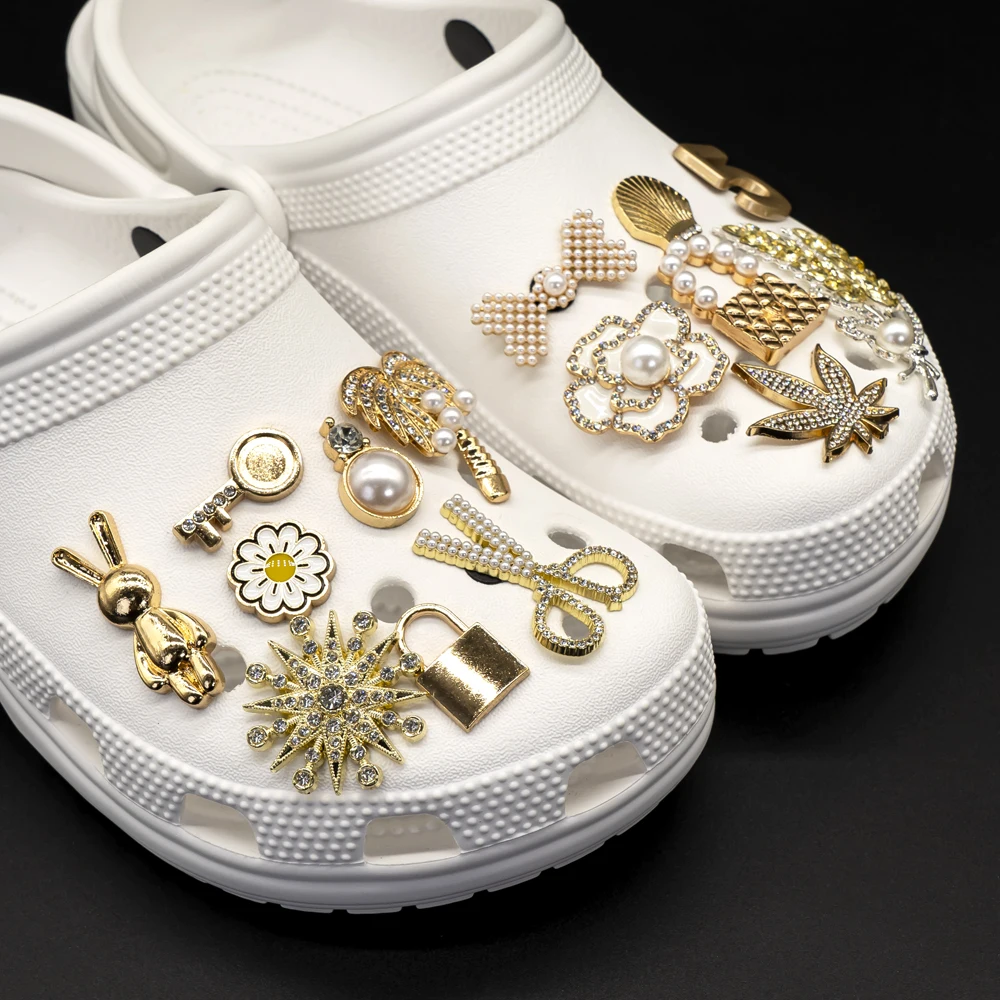 1 قطعة الأحذية المعدنية الذهبية السحر الزهور فراشة الأحذية الزينة أربع أوراق البرسيم قلوب ستار دبابيس للنساء الفتيات لصالح الهدايا