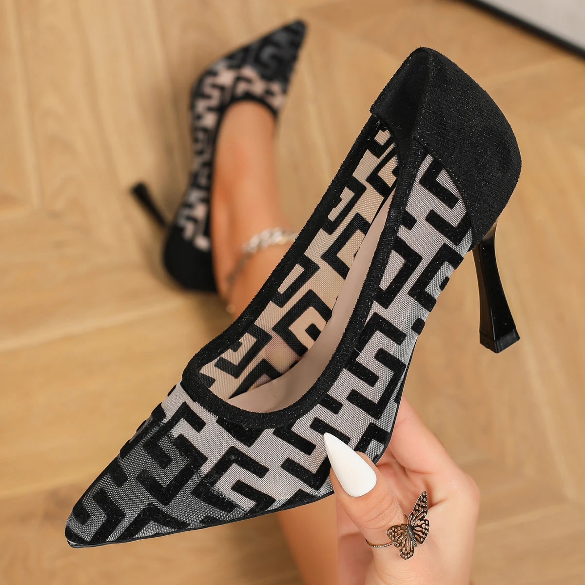 High Heels and casual casual shoes with shallow-mouthed and sharp tips