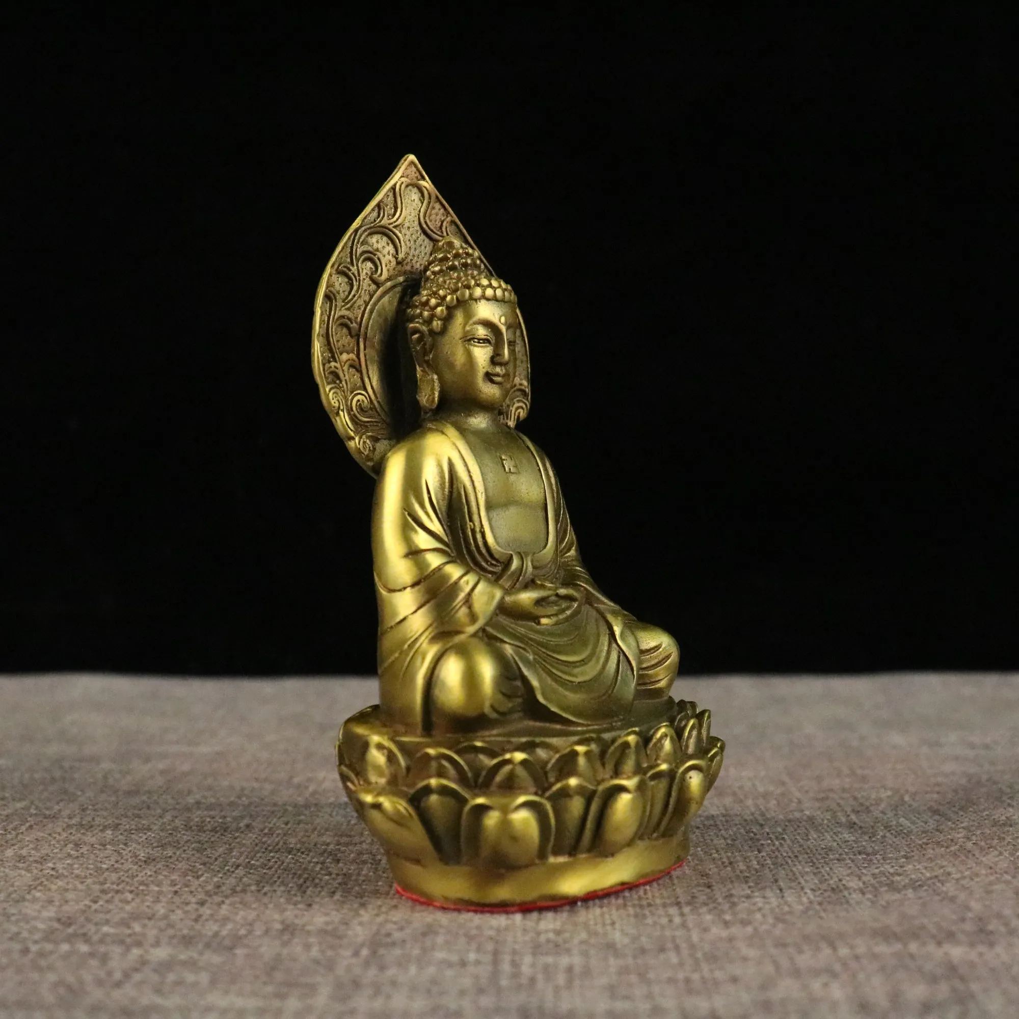 Chinese bronze bronze sculpture of Tathagata at home to keep safe