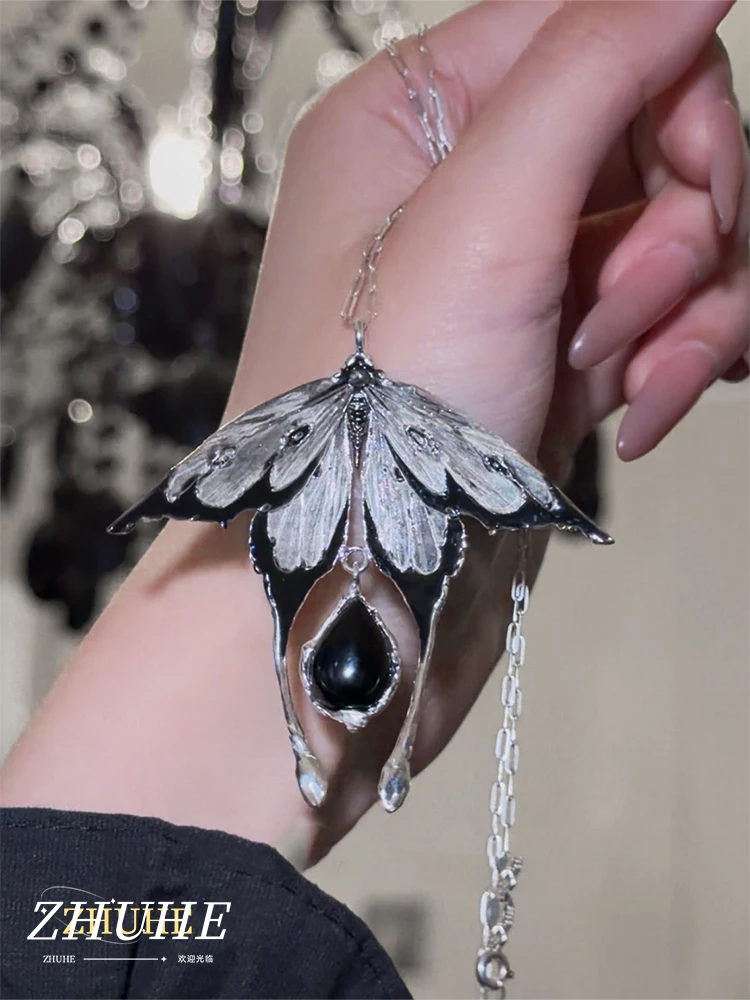 Copper Alloy Material Winged Moth Pendant Jewelry Accessories For Women Men Retro Dark Aesthetic Teardrop Gem Insect Necklace Un