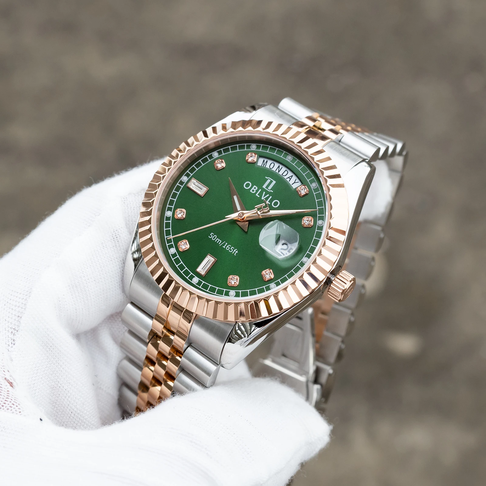 ساعة OBLVLO للرجال أنيقة بسوار بلونين مع قرص أخضر ياقوت صناعي كوارتز حركة تاريخ اليوم ميزة طراز عتيق