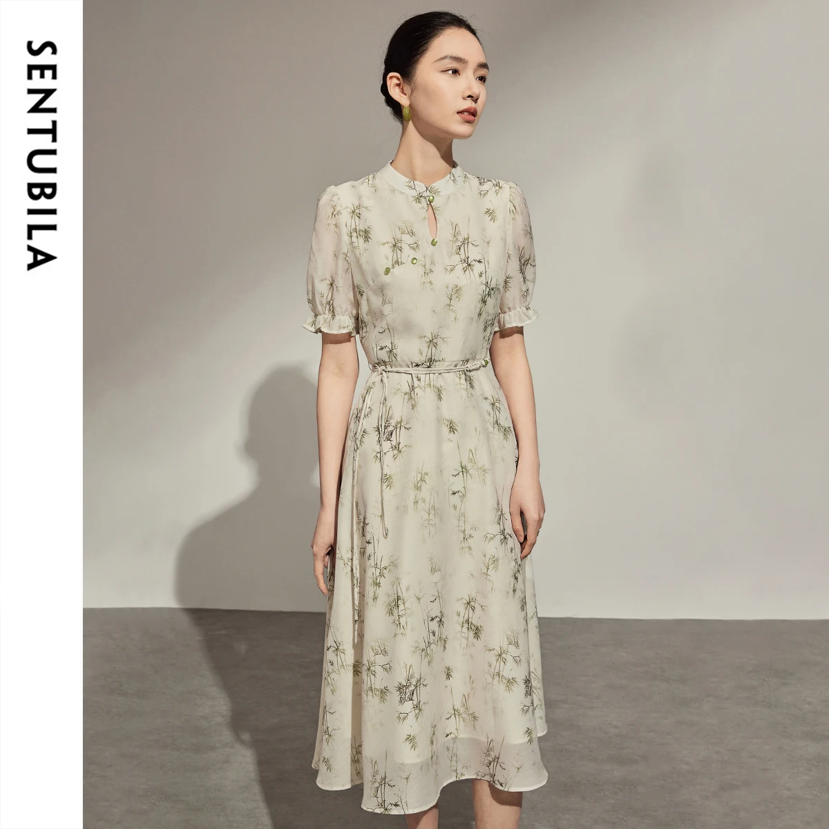 SENTUBILA Abito longuette con maniche a farfalla stampate per donna 2025 Abiti eleganti a trapezio con colletto alla coreana in stile cinese estivo 142L54263