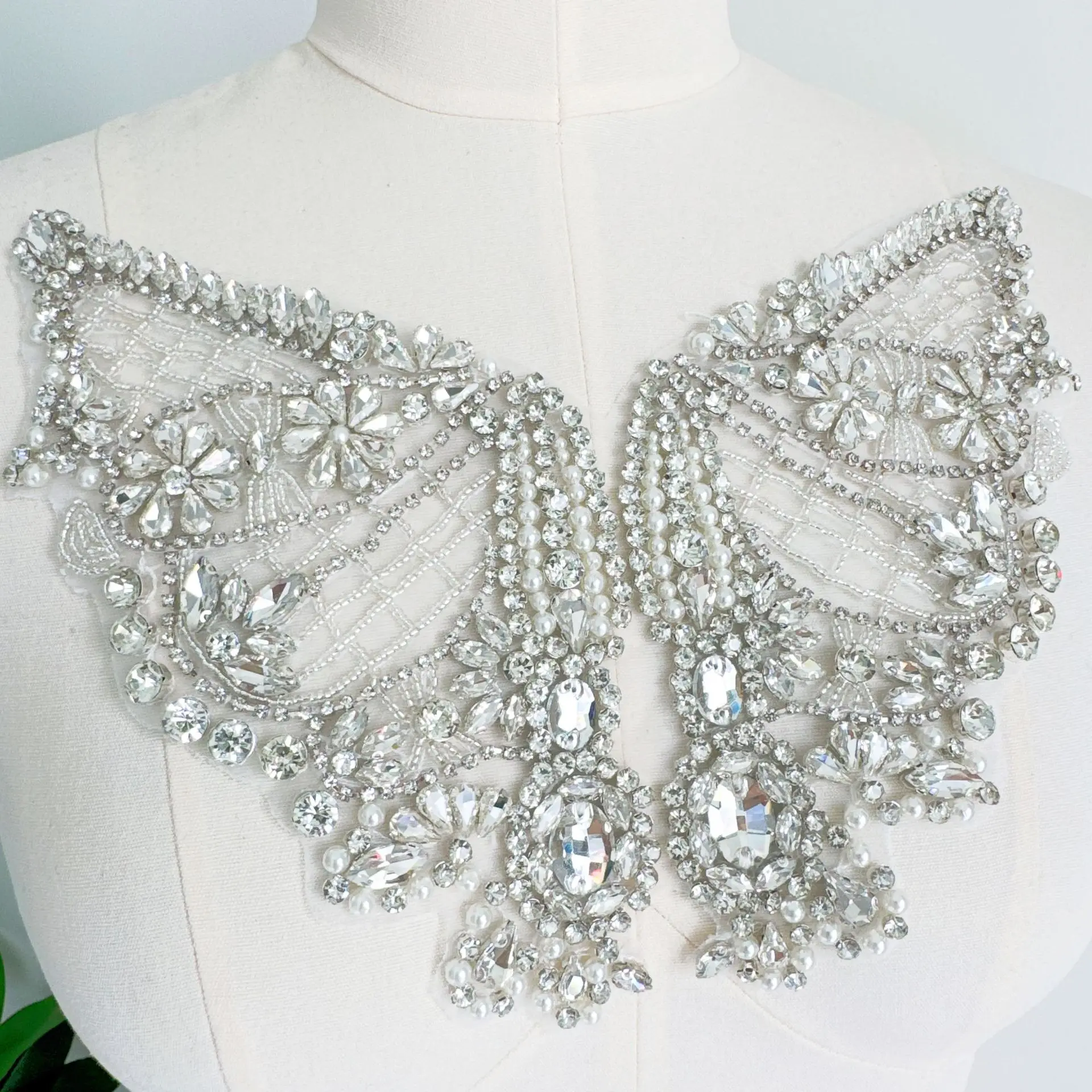 Flügel-Handapplikation mit Strass Hochzeitskleid-Dekoration Strass-Besatz Accessoire für Bühnenauftritte