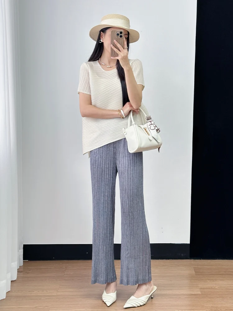 

Простой однотонный комплект: белый топ с коротким рукавом и круглым вырезом и брюки, летний модный комплект, женская одежда премиум-класса.