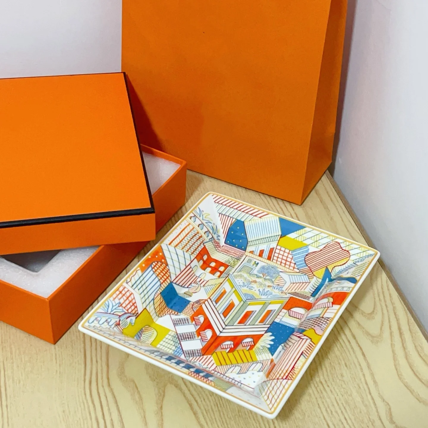 

Декоративный поднос с растительным узором, простой, нестандартной формы, модный дизайн.