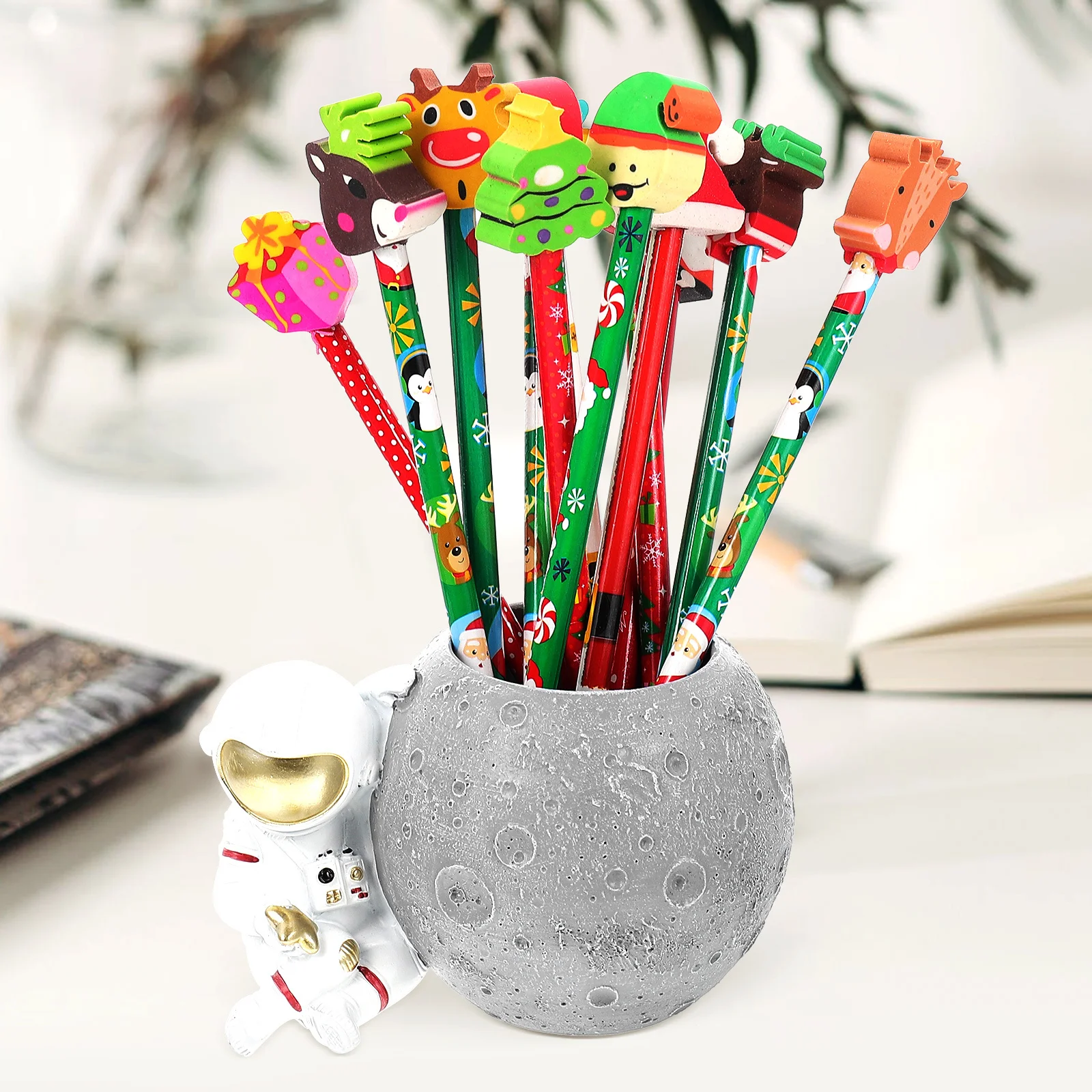 

Cartoon Astronaut Pen Holder Resin Pencil Storage Container for Office Desk Organization Home School Supplies Use