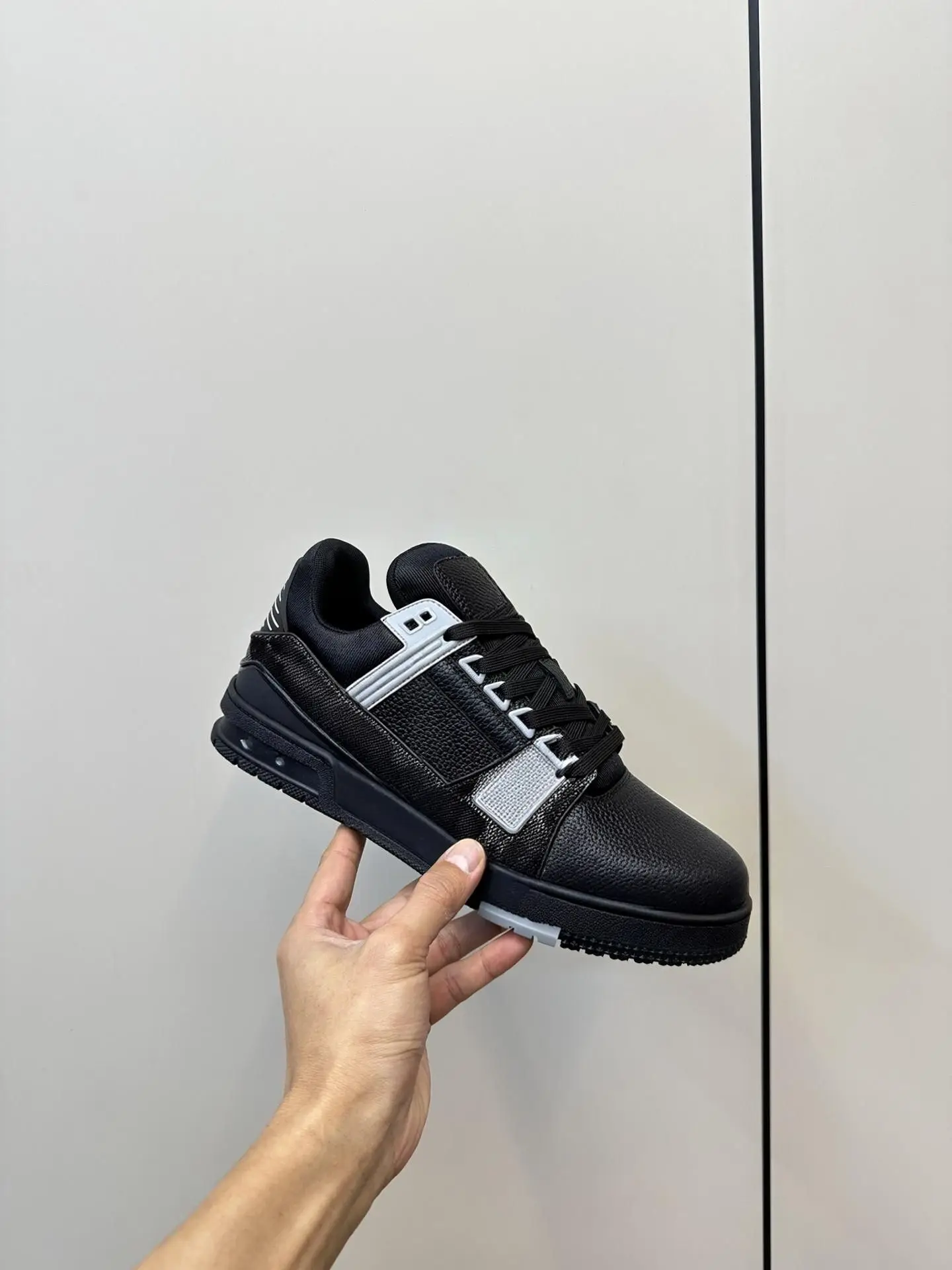 Unisex Black Silver Color Block Skate Sneakers Faux Leather Splicing Metal Buckle Decor Lace Up Flat Street Shoes