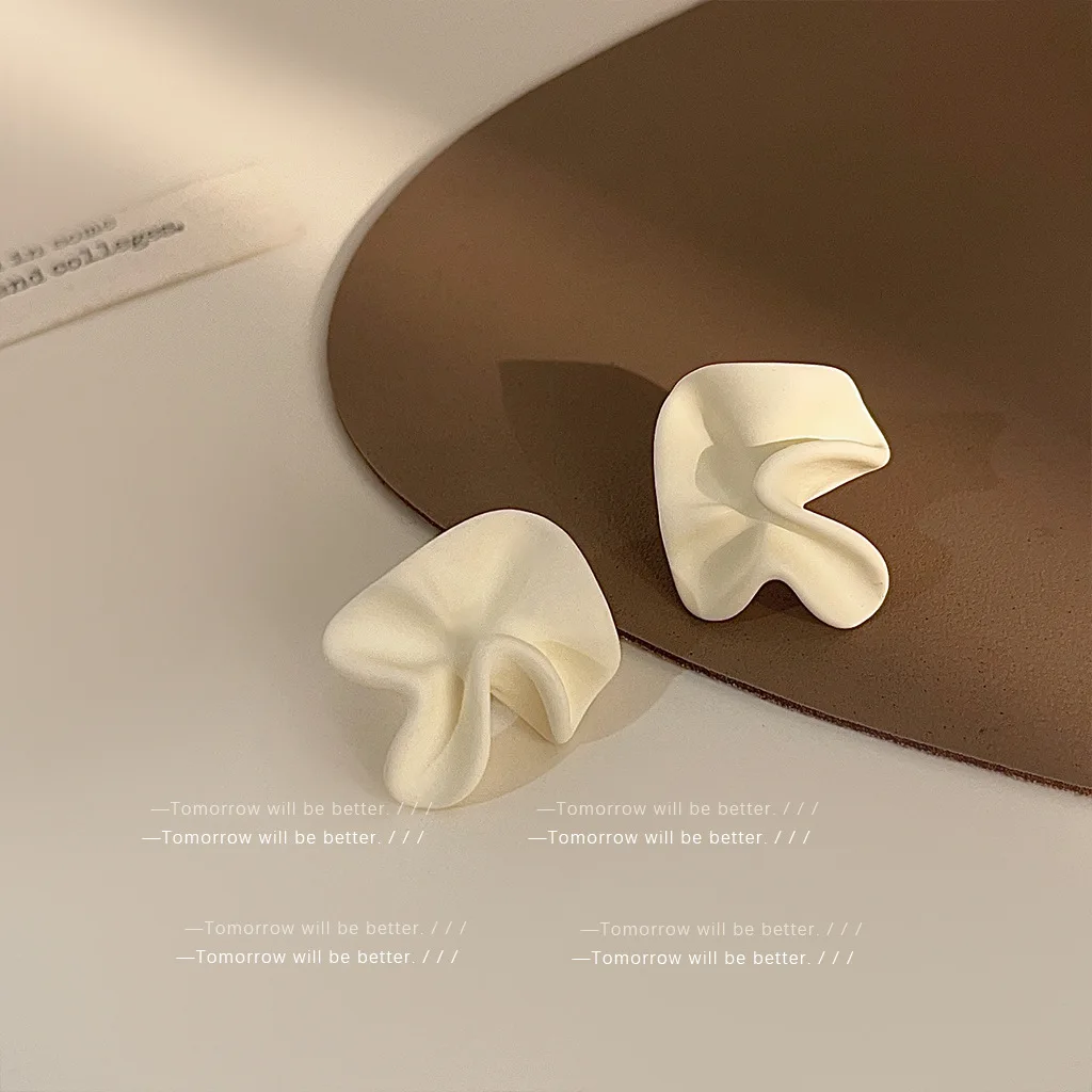 

2025 Hot Sale Korean Style Milk White Matte Stud Earrings Office OL Fashion Geometric Crinkle Earrings for Women