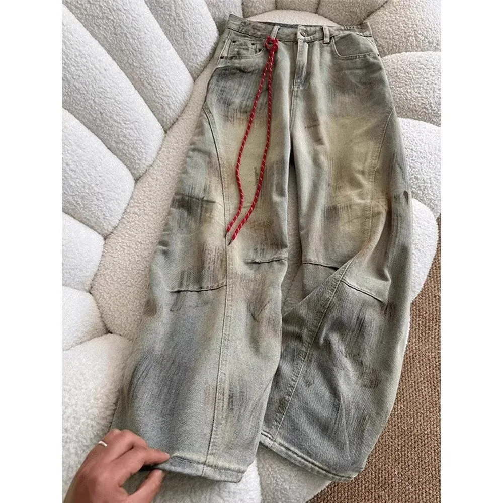 Jean en denim délavé de style vintage pour hommes avec un design patchwork à la mode, pantalon ample à jambes droites et larges avec broderie