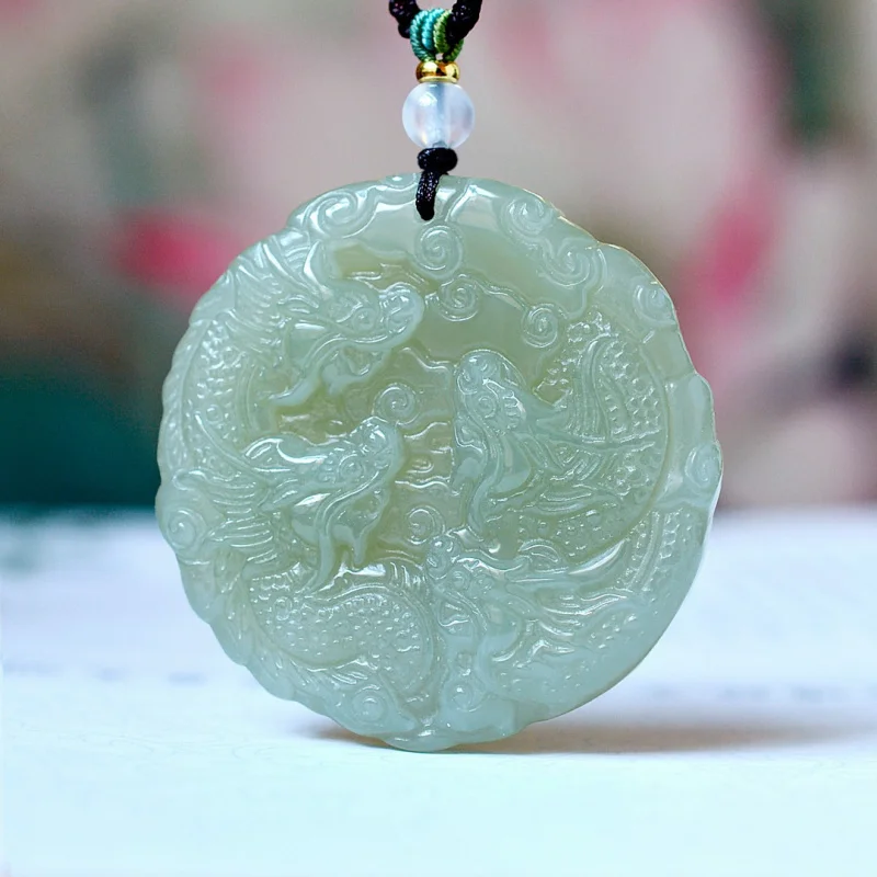 

Изысканный кулон-оберег из нефрита Хэтиан (Цинхай), в этническом стиле, модный и универсальный.