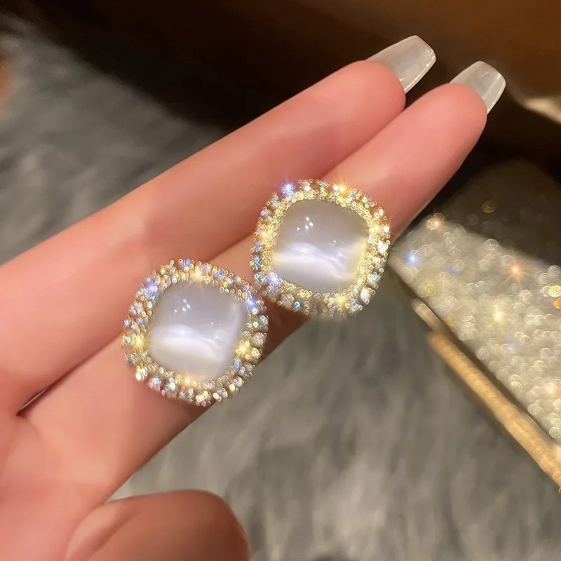 Fashionable Geometry Cat's Eye Stone Women's Earrings, Light Luxury, Elegant and Noble, Shining Diamond Earrings for Women