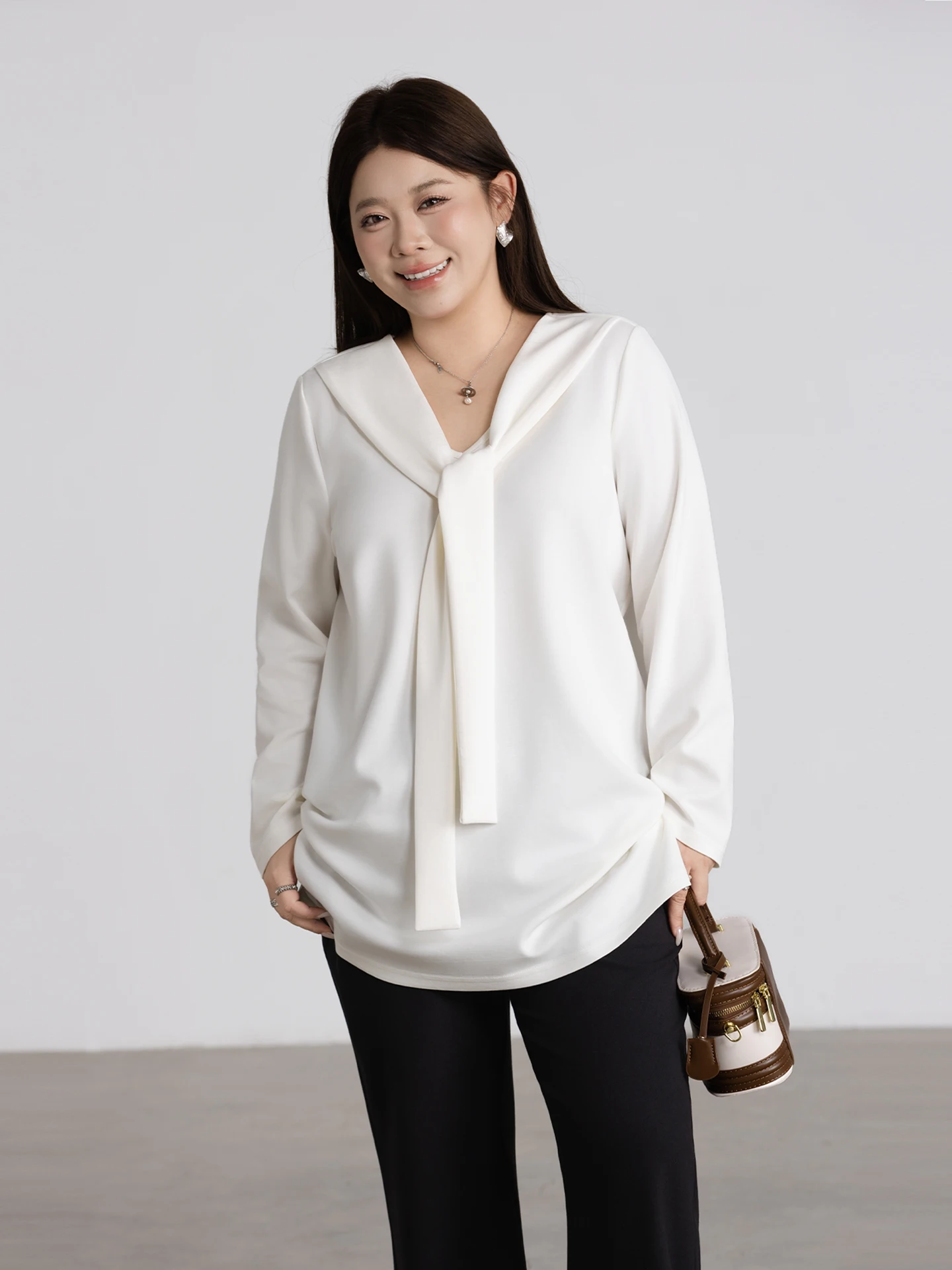 

Женская футболка большого размера с V-образным вырезом и поясом, свободного кроя, с длинным рукавом, весенняя новинка, повседневный модный топ, стройнящий силуэт