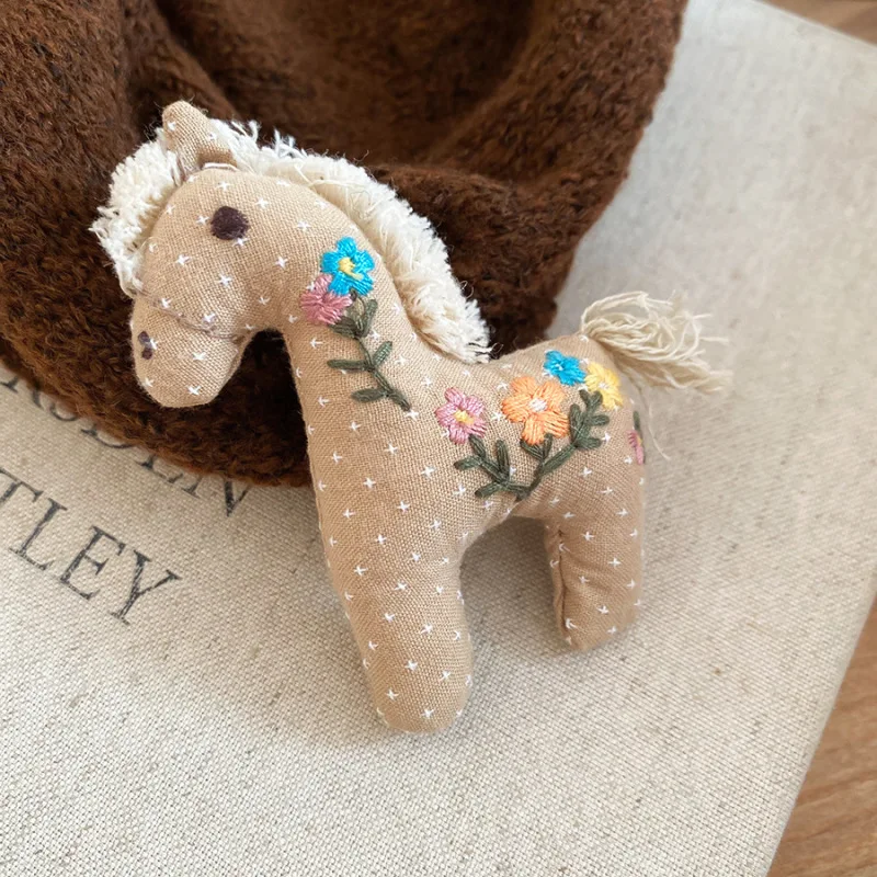 Trendy Embroidery Pony Animal Brooches For Unisex Zodiac Sign Little Horse Fabric Corsage Pins Jewelry Suit Party Brithday Gift