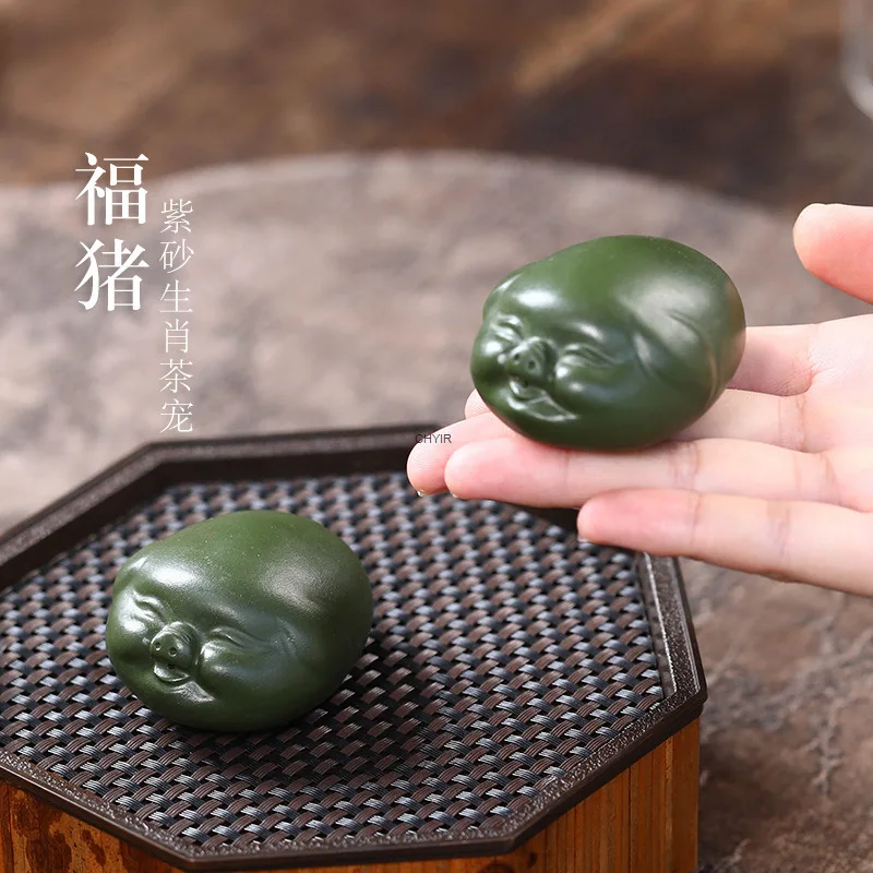 

Tea Pet Pig Figurine Handmade Dark Green Clay Bubble Spitting Lucky Little Pig Head Tea Play Accessories Can Be