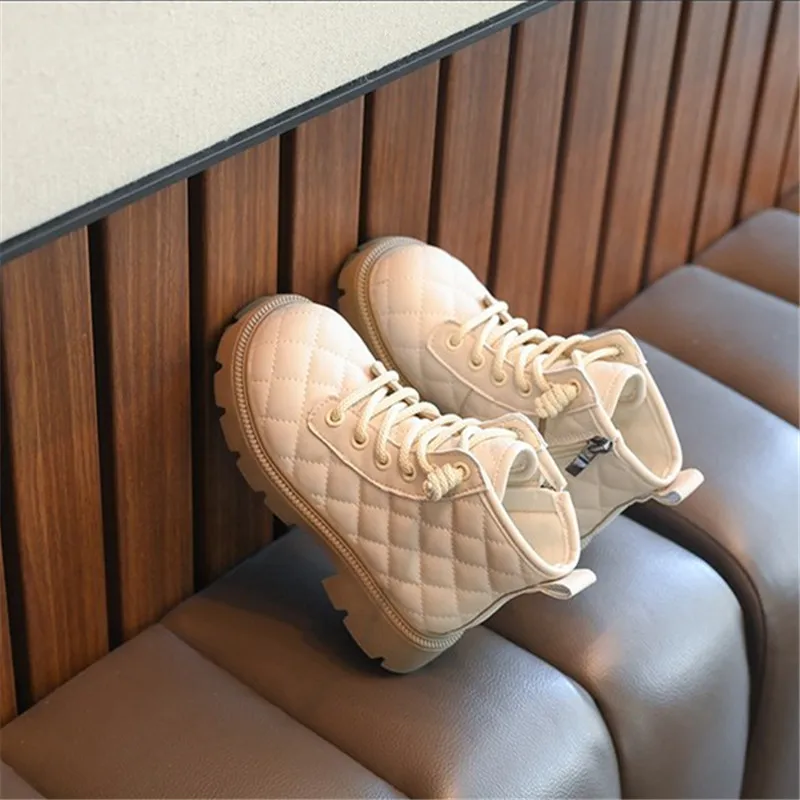 

Минималистичные короткие сапоги для девочек. Детские модные ботинки принцессы в британском стиле с боковой молнией. Новинка осени-зимы 202.