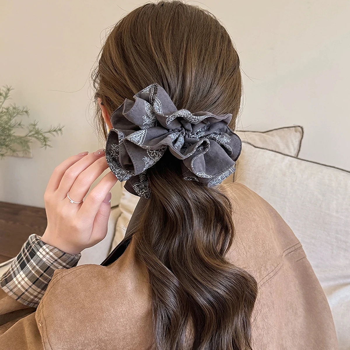 Koreanischer Retro-Haargummi mit Cashewblütenmuster, doppellagig, für große Haarsträhnen, hochwertiges und vielseitiges Haarband für eine niedrige Pferdeschwanzfrisur. – Detail 4