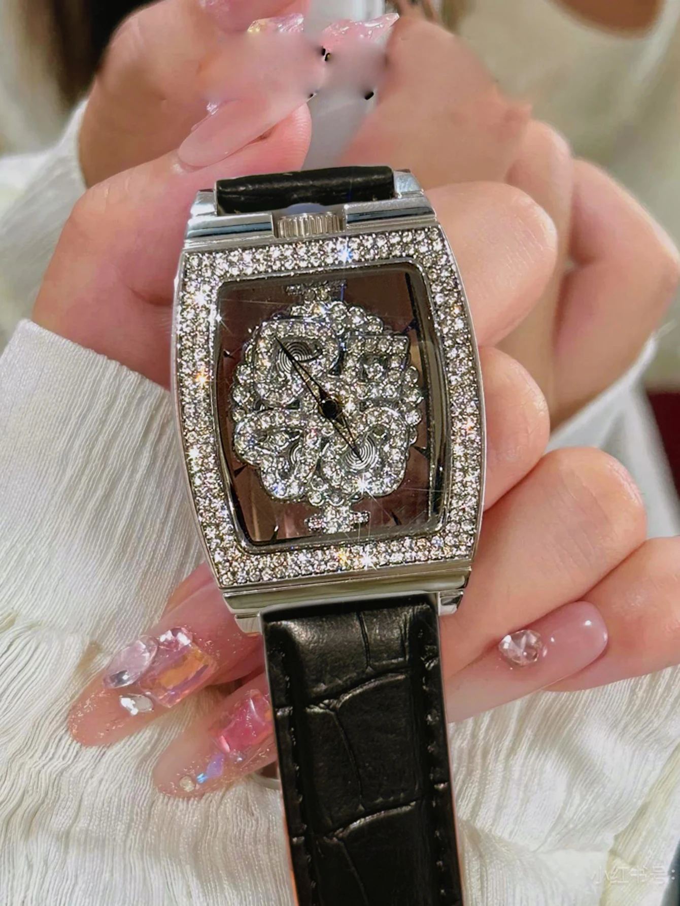 1pc Fashionable & Elegant Precise Barrel Shaped Dial Ladies Watch, Transparent Caseback Diamond Decoration, Rotating Poker Queen