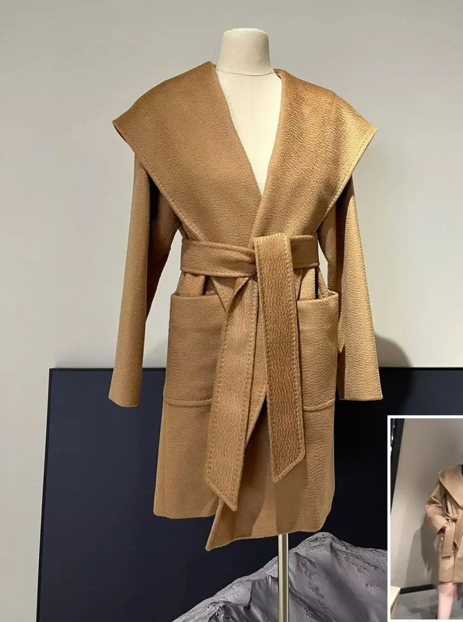

A large-necked, belt-tied woolen coat with a cashmere texture, exuding a light luxury and noble air for autumn and winter