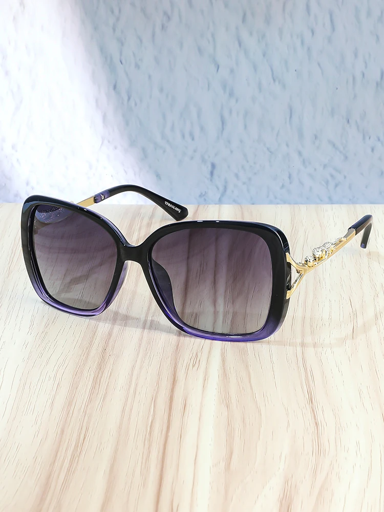 Polarisierte Damen-Luxus-Quadrat-Sonnenbrille, schwarz-goldener Dekorrahmen, hochwertige Markenbrille, UV-Schutz für die tägliche Mode – Detail 4