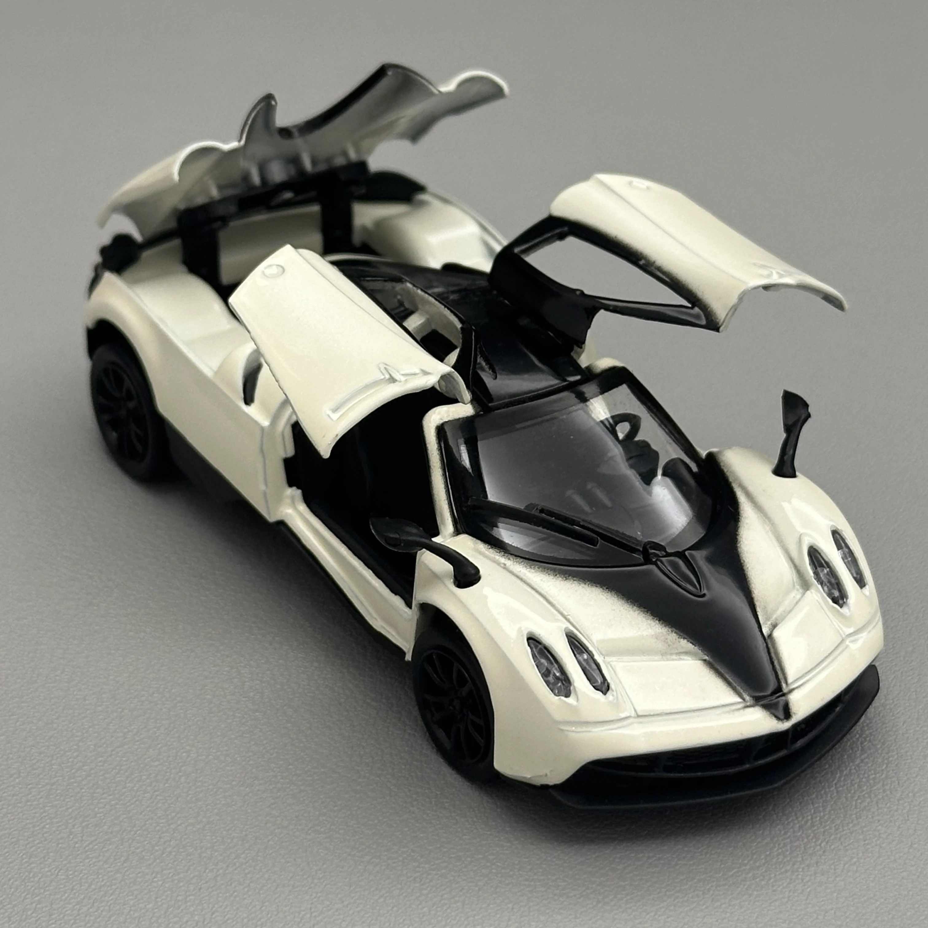 1/36 Diecast Alloy Car Model Toy Supercar with Openable Gullwing Doors Rear Engine Cover Pull Back Function for Kids Collection