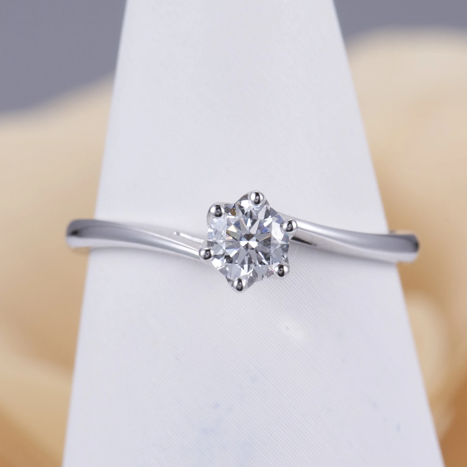 

Messi Jewelry 18k Gold 0.5ct Round Brilliant Cut Lab Grown Diamond Women Jewelry Ring Solitaire Engagement Ring Style MSR-909