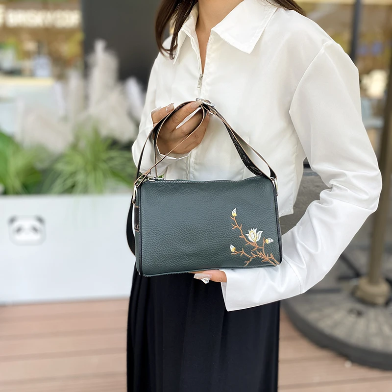 Sac à bandoulière en cuir PU brodé coréen polyvalent pour femmes, sac à bandoulière One Initiated, haute qualité, nouvelle mode automne, en vente, 2023