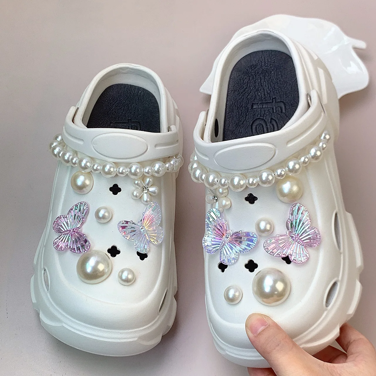 Shoe Accessories Include 14/16 Pieces of Purple and White Butterfly Large, Medium, and Small Pearl Sets, and Other Exquisite Shoe Decoration Accessories. the Ornaments Can Be Used as Gifts to Give Away