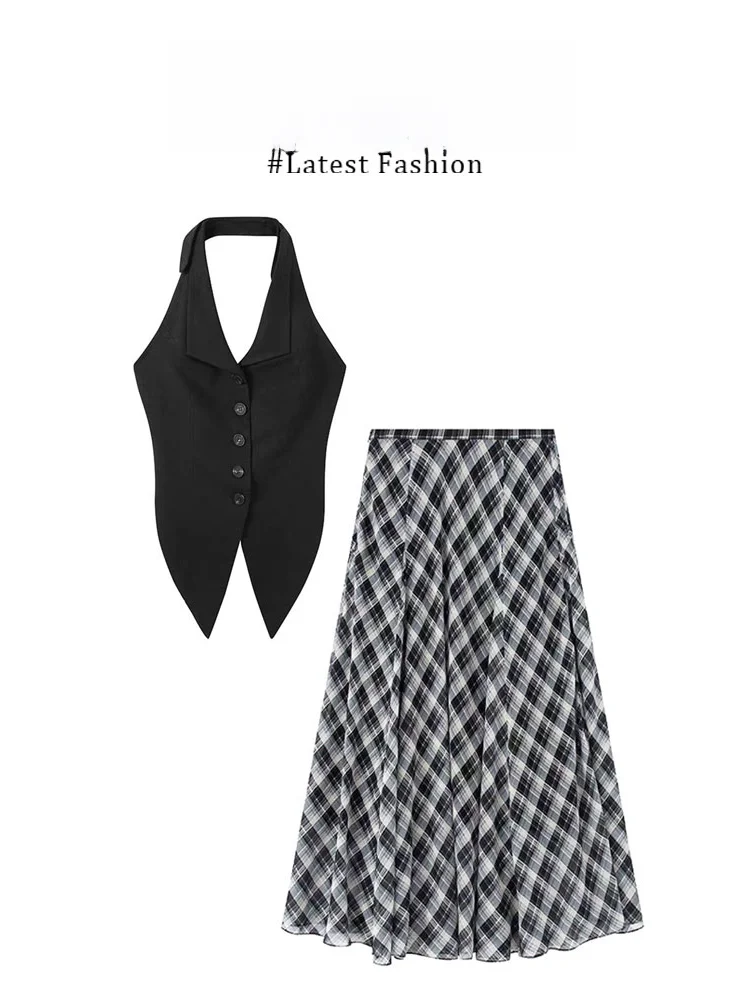 

Комплект из двух предметов: кардиган с высокой талией в клетку без рукавов в винтажном стиле и топ с асимметричным подолом. Сексуальный летний наряд для красноволосых.