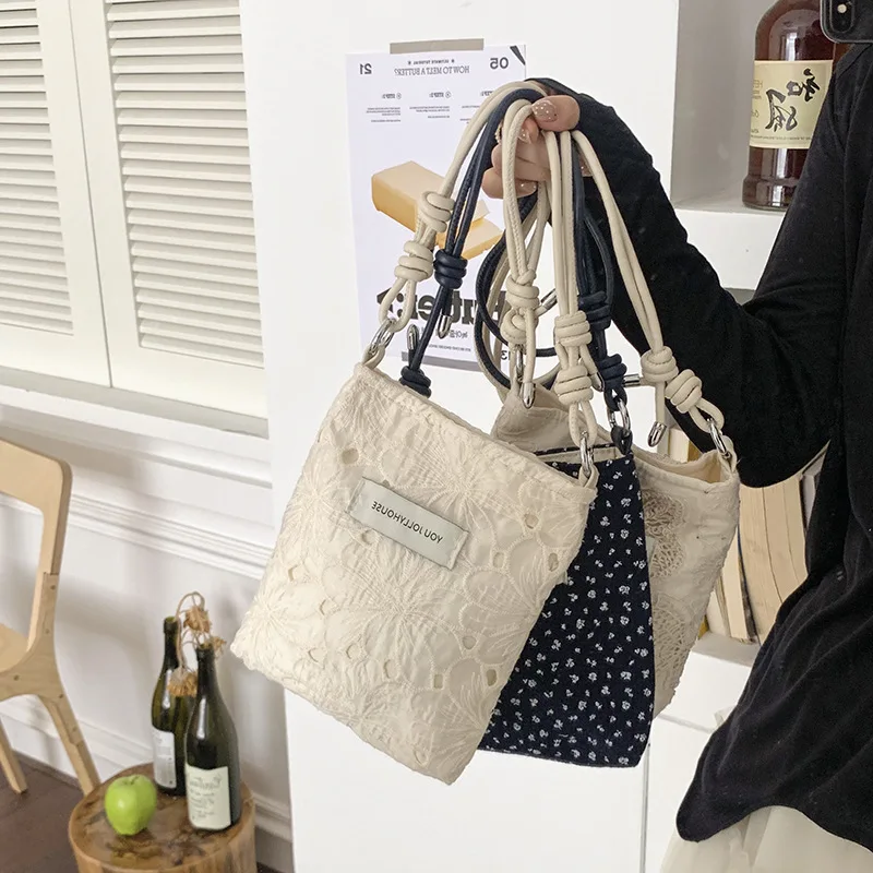 Korean-style floral embroidered small square handbag for women2026New autumn collection: versatile canvas crossbody phone bag