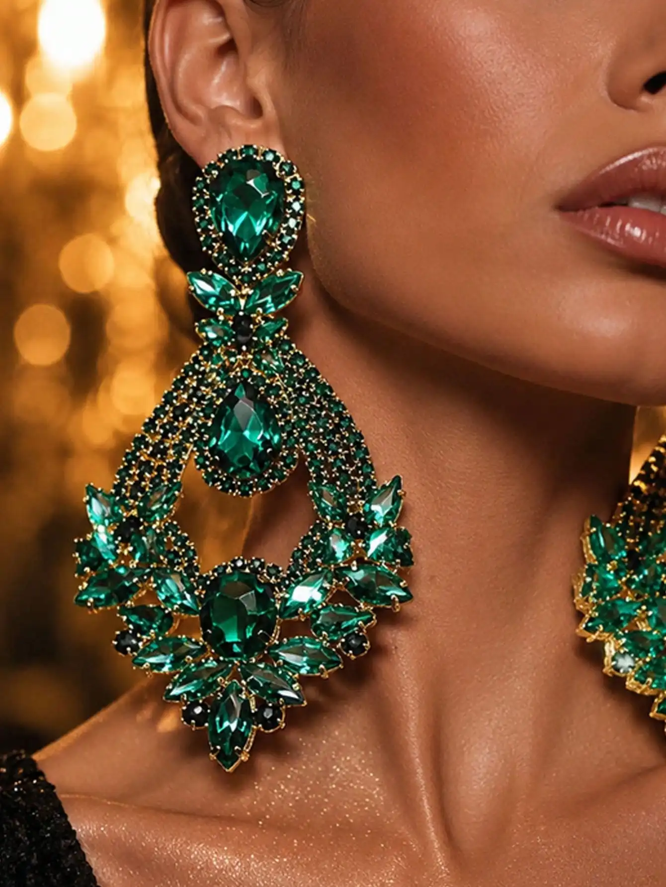 Damen-Ohrringe mit Smaragdgrünem Kristall, Goldfarbene Übergroße Strass-Tropfenohrringe, Glamouröser Statement-Schmuck für Herbstpartys – Detail 6
