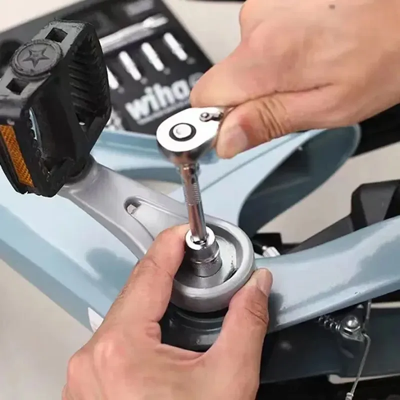 مجموعة مفاتيح ربط بسقاطة من WIHA 44683 مكونة من 16 قطعة مقاس 1/4 بوصة - 13 مقبسًا، وصلتان، 72 سنًا، تركيب احترافيًا