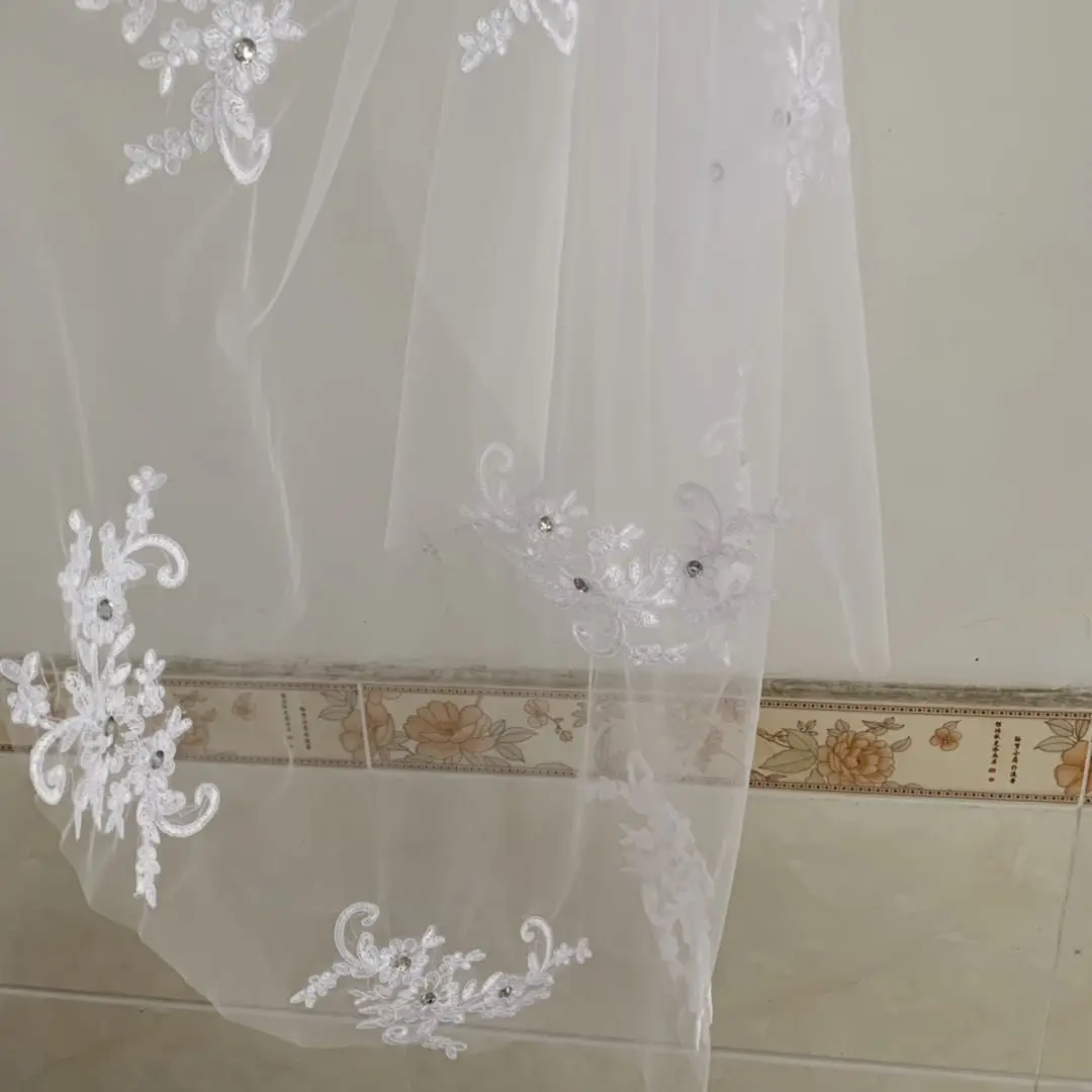 Em estoque borda do laço duas camadas curto véus de casamento alta qualidade véus de noiva com crystas contas acessórios de casamento