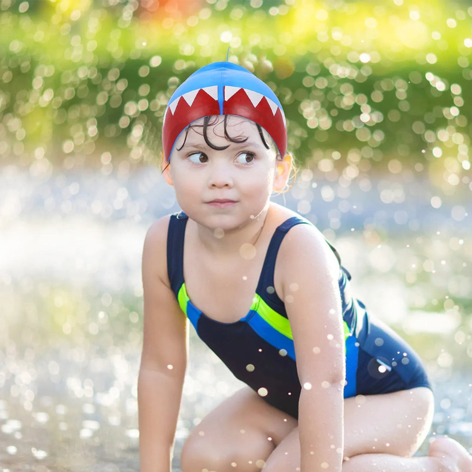 

Прекрасные силиконовые водонепроницаемые шапочки для плавания: плотно прилегающие, легко надеваются и снимаются, с защитой ушей, гибкие, противоскользящие.