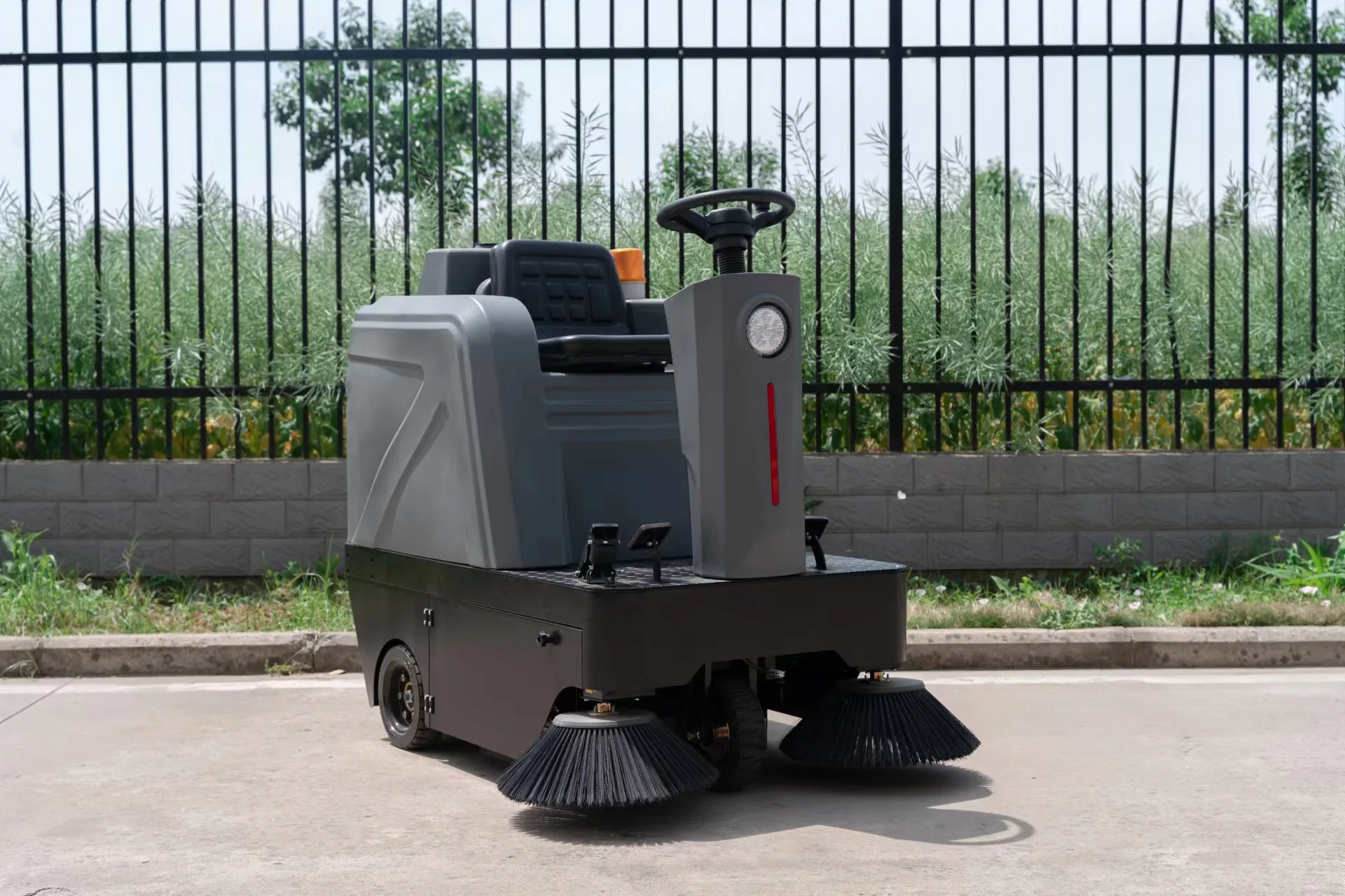 1350mm Cleaning Width Ride-On Machine Street  Floor Sweeper Cement Road