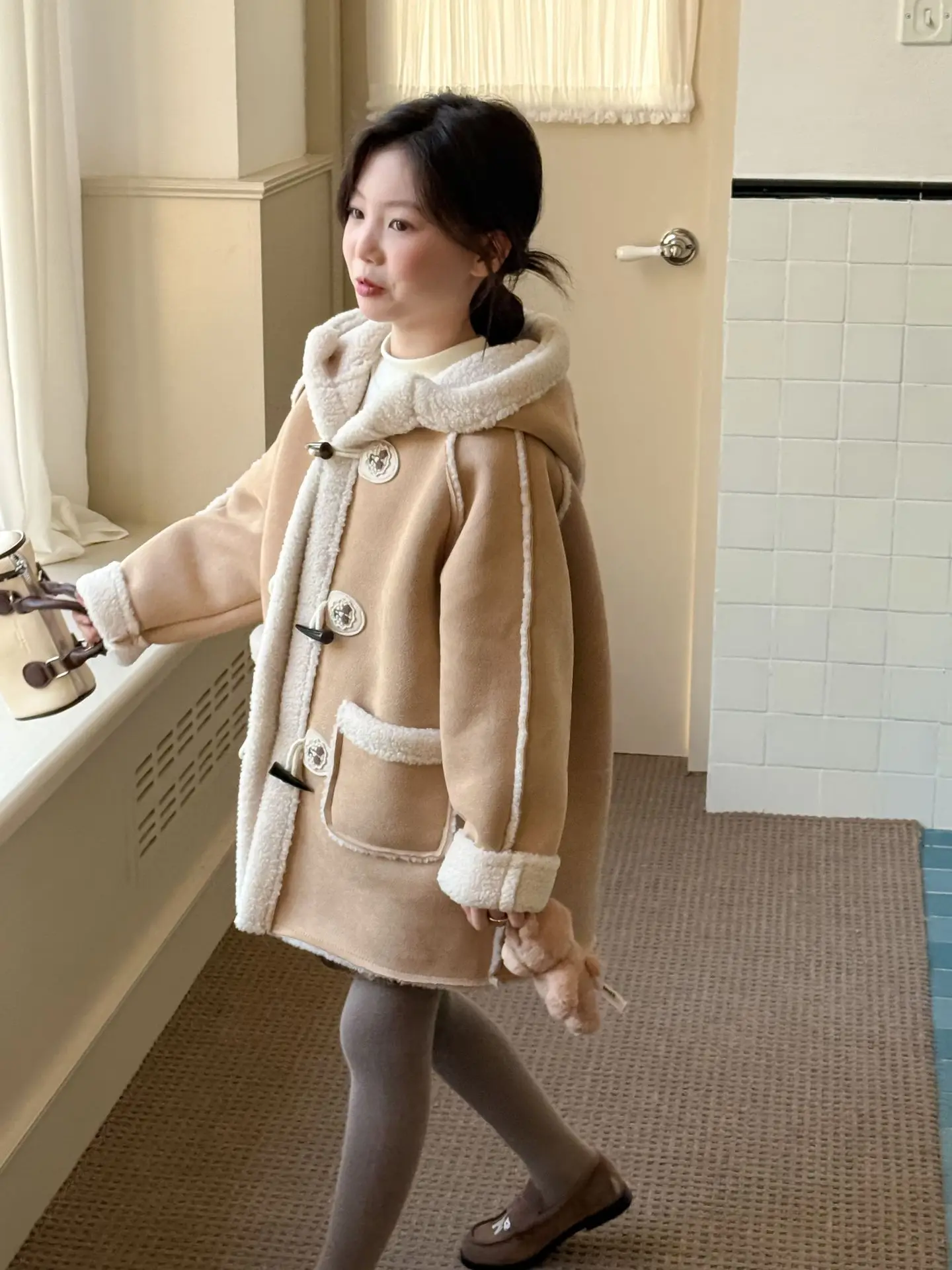 معطف الفتيات 2025 الخريف والشتاء ملابس الأطفال الجديدة الكورية نمط فتاة طفل موضة سميكة هوديي معطف الفرو الترفيه اليومي