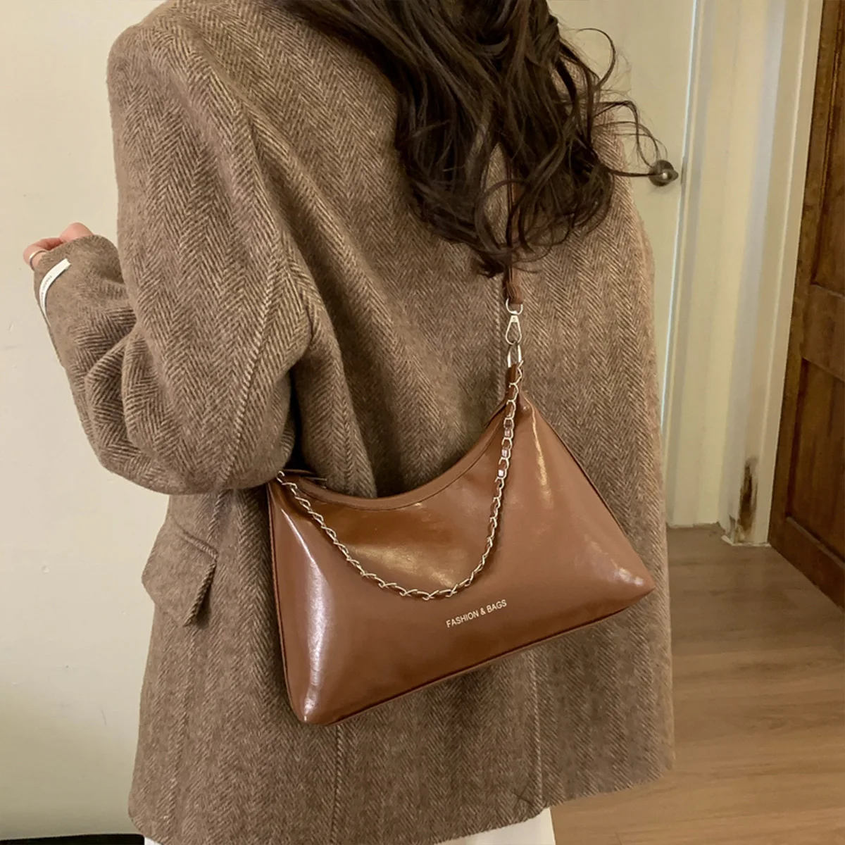 

Минималистичная винтажная сумка через плечо с глянцевым ремешком из искусственной кожи на молнии и съемным ремешком. Сумка через плечо для ежедневных поездок на работу.