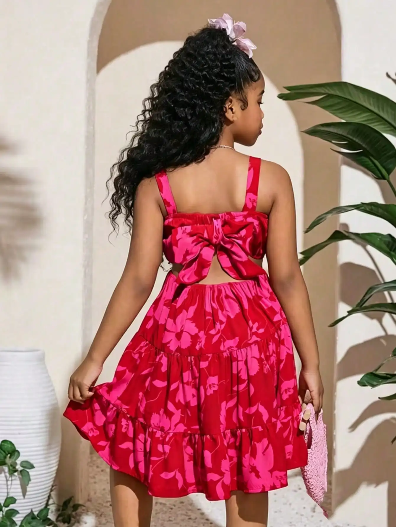 Mädchenkleid mit eckigem Kragen, dicken Trägern, ärmellos, Schleife, Blättermuster, tailliert, Kinderbekleidung – Detail 3