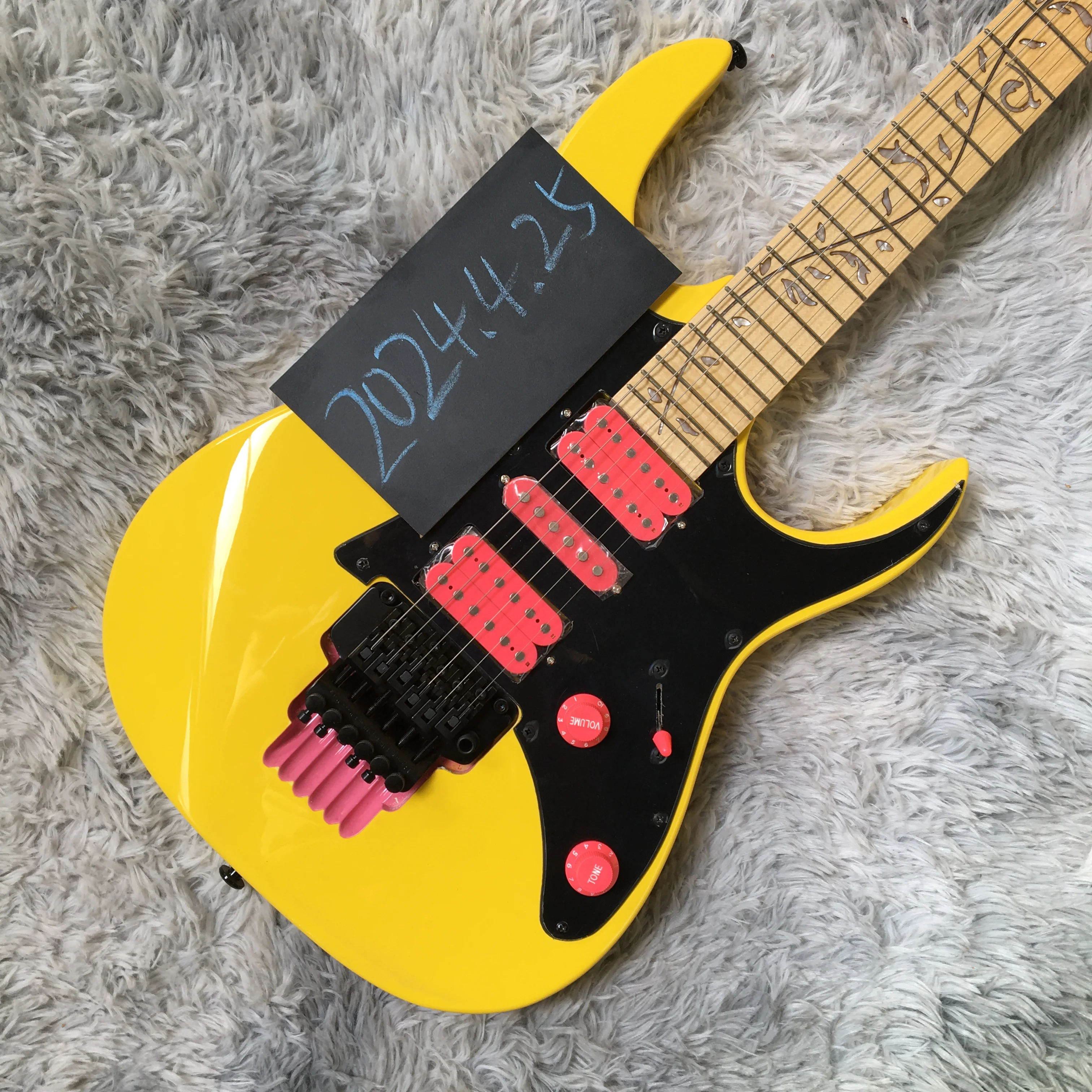 Guitarra eléctrica de Arce, instrumento de 6 cuerdas, color amarillo, hardware negro personalizado, buena calidad, gran oferta