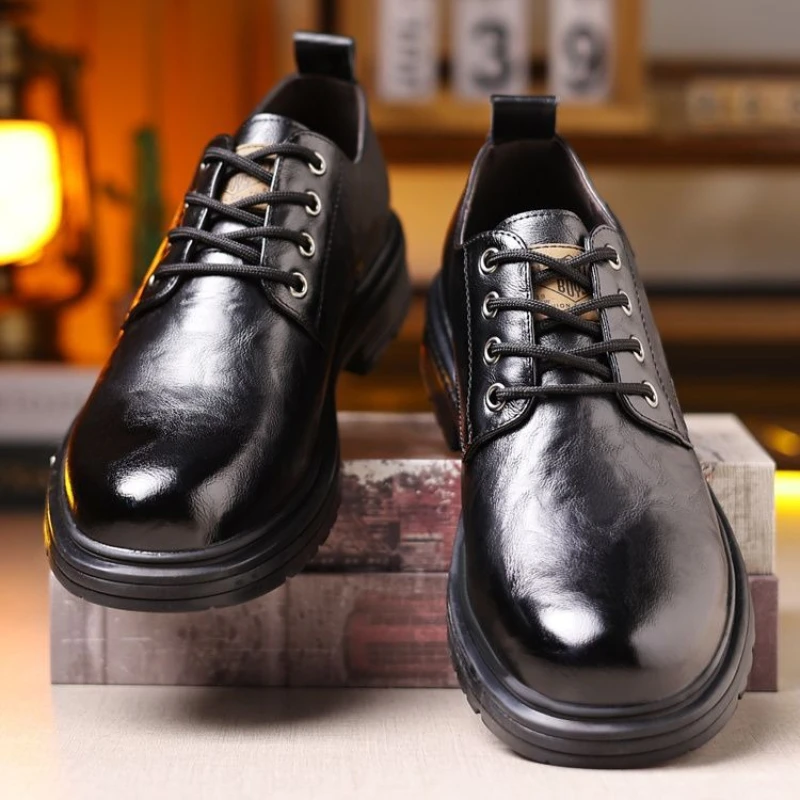 منصة رائجة البيع أحذية ديربي جلدية للرجال مصمم لينة سوليد رجال الأعمال فستان أحذية موضة أحذية الزفاف الذكور الخفيفة