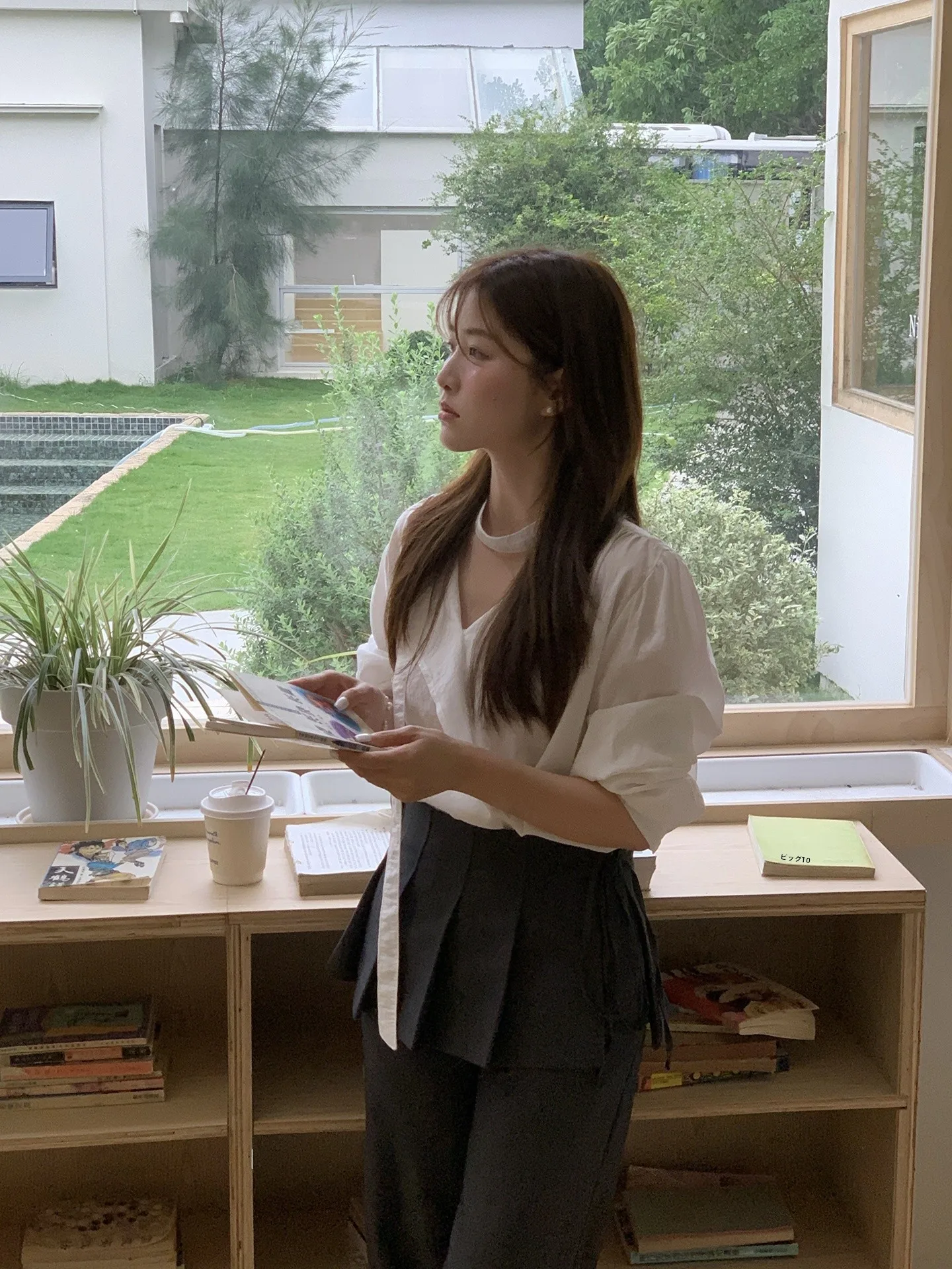 

Белая женская рубашка с V-образным вырезом и длинными рукавами в корейском стиле, с кружевной отделкой, поясом, свободного кроя, удобная, дышащая